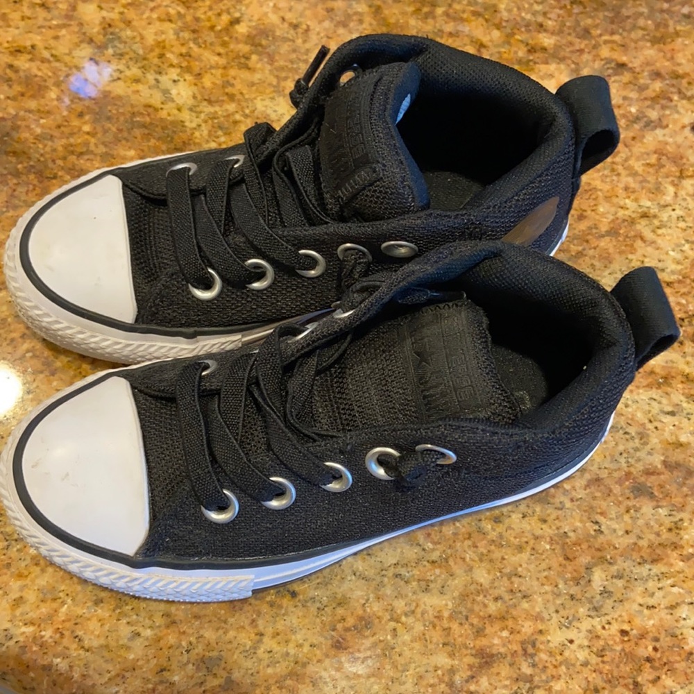 Kids Black converse size 11. Never worn!!